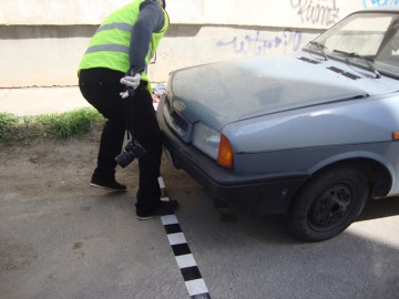 Hoţii au dat iama în autoturismele din zona Gării: o maşină a fost spartă şi alta vandalizată